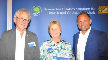 Bild: es
Thorsten Glauber (rechts), Staatsminister für Umwelt und Verbraucherschutz, zeichnet Simone Schaller mit Urkunde und Ehrennadel für ihr Engagement im Umwelt- und Naturschutz aus. BN-Ortsvorsitzender Toni Wolf aus Tännesberg (links) gratulierte.