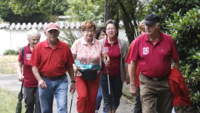 Bild: Hirsch
Nach dem Start am Vereinsheim an der Wackersdorfer Straße machten sich die Wanderer auf den Weg zum Weinberg.