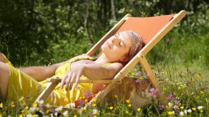 Bild: Bild: Almgren – stock.adobe.com
Auch zu Hause steht ein Liegestuhl im grünen Garten.