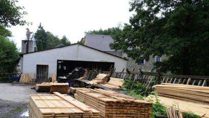 Bild: Hartl
Das Überangebot an "Käferholz" bringt die Sägewerke an ihre Kapazitätsgrenze und drückt den Preis am Markt. Das bedeutet für die Waldbesitzer herbe Einschnitte bei der Erlössituation. Denn betroffen ist das vor dem Käferbefall wertvollste Stammholz im Bestand.