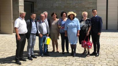 Bild: exb
Glückwünsche zum 65.Geburtstag von Olga Luft überbrachte auch eine Delegation der CSU. Im Bild (von links) Konrad Zant, Paulus Mehler, Toni Dutz, Peter Gold, Doris Schön, Tina Zeitler, Olga Luft, Angela Burger und Bernhard Söllner.