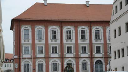 Archivbild: Petra Hartl
Das Landratsamt braucht Platz. Aktuell sind die Abteilungen im Landkreis Neustadt/WN und in der Stadt Weiden auf sieben Standorte verteilt. Eine Zentralisierung in Neustadt würde die Mehrheit der Mitarbeiter favorisieren.
