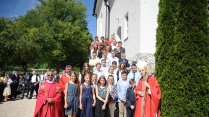 Bild: Andreas Brückmann
26 junge Leute aus den Pfarreien Hausen und Hohenkemnath erhielten ihre Firmung in Hausen.