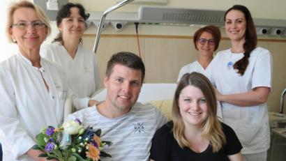 Bild: Klinikum Fichtelgebirge/exb
Chefärztin Dr. Maria Dietrich, Kinderkrankenschwester Carola Adam, Christina Fraas und Hebamme Angelika Mackova (hinten von links) gratulieren Saskia und Stefan Lippert zur Geburt von Korbinian.