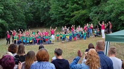 Bild: twi
Ihren großen Auftritt hatten die Buben und Mädchen des Kinderhauses St. Anna beim Pfarrfest. Die vielen Zuschauer waren begeistert.