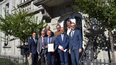 Bild: szl
Die CSU-Kreistagsfraktion möchte eine grenzüberschreitende Koordinierungsstelle am Landratsamt Tirschenreuth ins Leben rufen. Der Antrag zur Projektidee wird bei der nächsten Kreistagssitzung besprochen. Im Bild (von links): CSU-Kreisgeschäftsfüher Bernhard Söllner, CSU-Kreisfraktionsvorsitzender Toni Dutz, Ikom-Geschäftsführer Wolfgang Kaiser, Roland Grillmeier, Alfred Stier, Alfred Scheidler, Alfred Wolf als Schnittstelle für grenzüberschreitende Zusammenarbeit und Bernd Sommer.