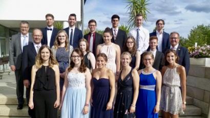 Bild: usc
Sie schafften ein Einser-Abitur, das heißt mit einem Notendurschnitt zwischen 1,1 und 1,5. Vorne von links Julia Bader Julia (1,1), Julia Heinel (1,5), Annika Eder (1,4), Antonia Herbst (1,5), Marie-Sophie Breu (1,5), Lea Schmalzbauer (1,3). In der zweiten Reihe Carina Weigl Carina (1,3), Katharina Riedl (1,5), Franziska Thäter (1,1), Lisa Kustner (1,4), Felix Trettenbach (1,3) In der hinteren Reihe Jannik Hiltel (1,5), Sandro Zweck (1,1), Manuel Voit (1,2), Tobias Purrer (1,4), Tobias Dobmeier (1,4) und Markus Vielberth (1,3). Ihnen gratulierten Schulleiter Martin Wurdack (mittlere Reihe links), Bürgermesiter Martin Preuß (mittlere Reihe rechts) und stellvertretender Schulleiter Josef Eckert (hinten links).