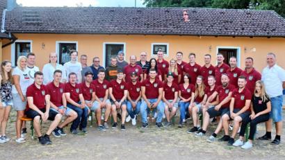Bild: hai
Am Wochenende feierte der Stammtisch Zeulenreuth zehnjähriges Bestehen. Aus einer anfänglichen Freundschaft entstand eine feste Größe im Gemeindeleben mit vielen jungen Gesichtern.