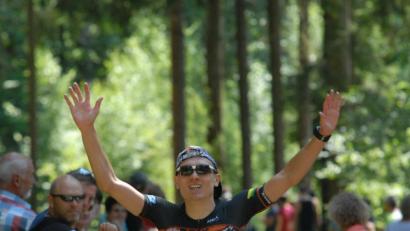 Bild: gb
Jonas Storch läuft jubelnd ins Ziel: Der Tirschenreuther gewann am Samstag den 34. Volkstriathlon der Wasserwacht.