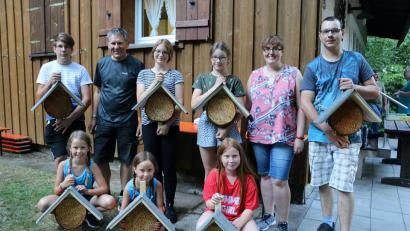 Bild: bsc
Den Vereinsnachwuchs für Tier und Natur zu begeistern ist ein stetes Bestreben des Kleintierzuchtvereins. Jugendleiter Johannes Tretter (rechts) baute beim Hüttenaufenthalt im Steinwald mit den Jugendlichen Insektenhotels. Unterstützung bekam er von Simon Hausknecht (links). Vorsitzende Ramona Bauer (Zweite von rechts) dankte Zweitem Bürgermeister Oskar Schuster (Zweiter von links), der die Schirmherrschaft für die große Kreisschau vom 9. bis 10. November in der Steinwaldhalle übernommen hat.