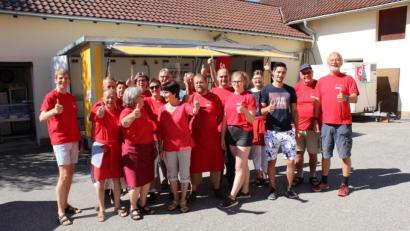 Bild: exb
Michael Rischke (links), Vorsitzender des SPD-Ortsverein Ursensollen, mit seinem Helfer-Team beim Fischfest.
