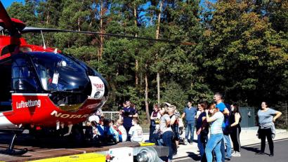 Bild: zer
Die Löschwichte besuchen den Rettungshubschauer und erfahren viel Neues rund um die Rettung aus der Luft.
