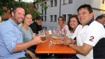 Bild: Hirsch
CSU-Vorsitzender Tobias Knechtel (links) hatte die Idee zum Sommerfest bei Bier, Wein und Snacks.