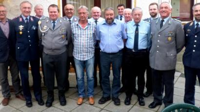 Bild: fm
Ehrungen bei der Reservistenkameradschaft Holnstein (von links): Zweiter Bürgermeister Wolfgang Rattai, Bertram Gebhard, Hermann Förster, Oliver Herbst, Werner Übelacker, Manfred Titze, Hans Pilhofer, Andreas Fenzel, Fritz Falk, Helmut Pilhofer, Hans Übelacker, Oberstleutnant Langfeld, Werner Gebhard und Matthias Thiele.