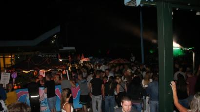 Bild: sne
Über das volle Waldbad freut sich die Junge Union. Über 1600 Leute feiern in Grafenwöhr bis spät in die Nacht hinein.