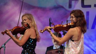 Bild: exb
Der Song "Odysseus" als Crossover von Klassik und Popmusik: Anna Godelmann (links) und Anna-Sophia Kraus (rechts) belegten mit ihrer Gruppe "Blaurosa" bei der Feststpielnacht in München den zweiten Platz.