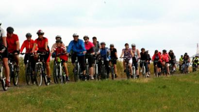 Bild: zer
Ob bei leichtem Regen oder im Sonnenschein: Die Teilnehmer der NEW-Radtour genießen die malerische Route.