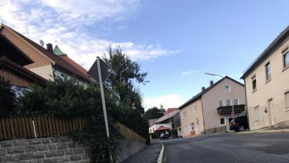 Bild: eig
Der Gehsteig zwischen Gollwitzerweg und katholischer Kirche muss saniert werden; der Gemeinderat hat nun den Auftrag vergeben.