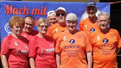 Bild: R. Kreuzer
Das Team von Weiden 2 mit Barbara Engmann, Bernhard Balk, Gertrude Stock, Siegfried Engmann, und das Team von Weiden 1 mit Karl Voit, Hans Stock, Martin Mahl, Hans Gilch.
