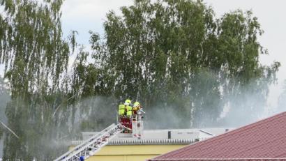 Bild: ils
Die Lagerhalle wurde bei dem Brand am Dienstag beschädigt. Die Polizei beziffert den Schaden auf rund 50 000 Euro.