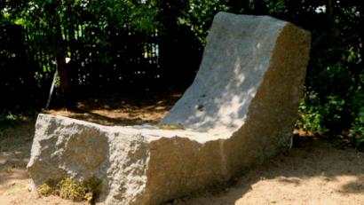 Bild: le
Die neue Sitzbank ist ein auffälliges Granitgebilde, das sich harmonisch in den Kreislehrgarten einfügt.