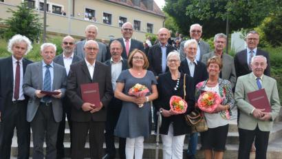 Bild: jr
Mit der Johann-Andreas-Schmeller-Medaille zeichnete der Landkreis diese neun Personen aus. Landrat Wolfgang Lippert (links) und die Bürgermeister aus den Orten der Geehrten gratulierten.
