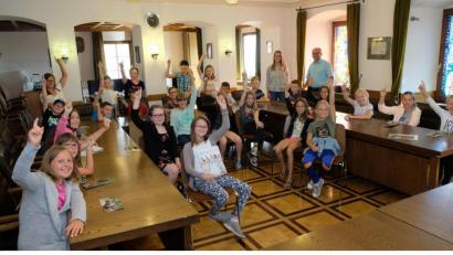 Bild: do
Fingerschnalzen und "Herr Bürgermeister, ich weiß was" sind beim Besuch der vierten Jahrgangsstufe der Grundschule "Am Rauhen Kulm" bei der Verwaltungsgemeinschaft Eschenbach angesagt. Deren stellvertretender Vorsitzender, der Speinsharter Bürgermeister Albert Nickl steht Rede und Antwort.