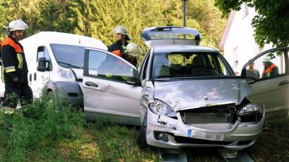Bild: Gerhard Franz
Der Fahrer dieses Mercedes der A-Klasse hätte auf der AS1 direkt am Ortseingang von Illschwang die Vorfahrt gehabt. Der aus Richtung Pürschläg auf der AS35 kommende Lenker des Fiat Ducato (im Bildhintergrund) übersieht das laut Polizei und erwischt den Benz heftig.