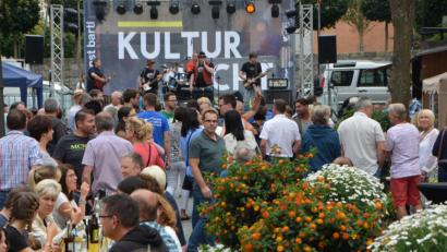 Archivbild: dob
Am Freitagabend wird die Stadt wieder wach geküsst. An allen Ecken werden Veranstaltungen stattfinden. Kultur, Genuss und Fröhlichkeit bis 22 Uhr. Allerdings wird die Bühne wegen des angekündigten Wetters in die Stadthalle verlegt. Auch eine Bewirtung auf dem Marktplatz entfällt.