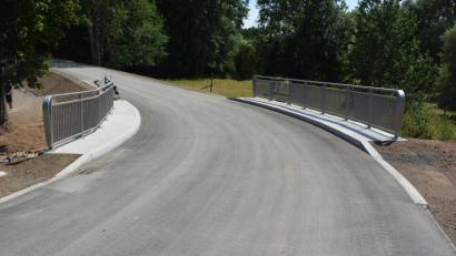 Bild: jr
Die neue Kriegermühlbrücke über den Seibertsbach ist auch für schwere landwirtschaftliche Gespanne ausgelegt, die maximale Traglast beträgt 60 Tonnen.