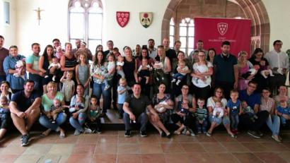 Bild: exb
Im Großen Rathaussaal übergab Bürgermeister Michael Göth an die Familien der Neugeborenen 100 Euro Begrüßungsgeld.