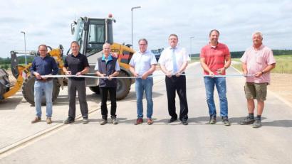 Bild: Stefanie Gradl
Beim Durchschneiden des Bandes (von links); Georg Rumpler vom Ingenieurbüro Renner, Andreas Völkl von der Firma Markgraf, Freddy Leberkern von der Firma KFB, Erwin Schall vom Ingenieurbüro Renner, Bürgermeister Hans-Martin Schertl, der städtische Bauamtsleiter Stefan Ertl und Reiner Neumann von der Firma Markgraf.