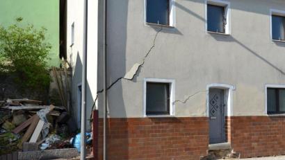 Bild: ll
Damit diese marode Hausfront nicht zu einer Gefährdung von Fußgängern führt, hat die Stadt Auerbach den Gehsteig vor dem Gebäude gesperrt.