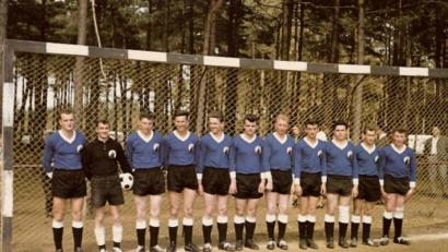Bild: exb
Ein Mannschaftsfoto am Hahnenkamm zu Beginn der 70er Jahre. Von links Spielführer (inzwischen Ehrenvorsitzender) Hermann Behringer, Leonhard Raum, Hans Graf, Dieter Kohl, Hans Haas, Rudi Wanitschek, Fritz Haas, Alfred Pesold, Karl Bär, Adolf Zintl, Fritz Hagerer.