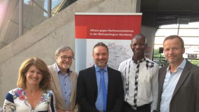 Bild: exb
Auch Weidener sind im Dokumentationszentrum unter den Gästen (von rechts): Georg Restle (Moderator von Monitor), Hamado Dipama (Sprecher des bayerischen Flüchtlingsrats), Ali Daniel Zant (Weiden ist bunt), Stadtrat Veit Wagner (Vertreter der Stadt Weiden und Sprecher von Weiden ist bunt), Silke Schröck.