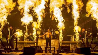Bild: Jens Lorenz
Die Formation „Stahlzeit“ kommt auch bei der Pyro-Show ihren großen Vorbildern von Rammstein auf der Bühne ziemlich nahe.