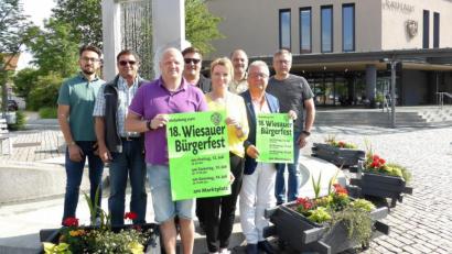 Bild: wro
Festleiter beim 18. Wiesauer Bürgerfest ist Christian Weig (vorne). Unterstützt wird er von Florian Distner, Michael Klarner, Oliver Zrenner, Sabine Saller, Wolfgang Bauer, Toni Dutz und Jürgen Lober (hintere Reihe, von links).