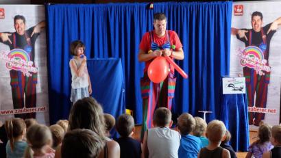 Bild: wlr
Madleine freutesich über einen Lutscher und ein Luftballontier als Belohnung für die Unterstützung des Zauberers vom Hexenberg.