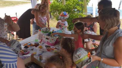 Bild: jzk
An dem heißen Samstagnachmittag sind die luftigen Sommerhüte am Infostand des Familienzentrums Mittendrin sehr gefragt.