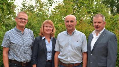 Bild: bk
Die Ortsvorsitzenden der CSU, Franz Luber (links, Großschönbrunn), Erika Urban (Zweite von links, Freihung) und Heinrich Schwirzer (rechts, Seugast) mit Bürgermeisterkandidat Klaus Siegert.
