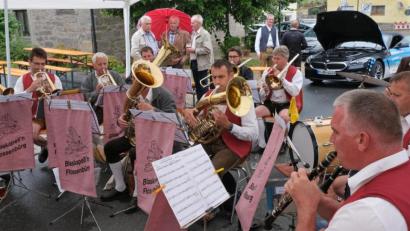 Bild: nm
Es macht Spaß, den Musikern zuzuhören. Die "Blaskapell'n Flossenbürg" gratulierte musikalisch zum 100-jährigen Raiffeisenjubiläum und lässt sich dabei auch vom Regen nicht beeindrucken.