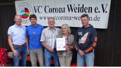 Bild: Dobmeier
Die Vorstandschaft des VC Corona Weiden mit Vorsitzenden Ernst Ehl (Mitte) ehrte langjährige Mitglieder. Der VC Corona Pirk mit Vorsitzenden Alexander Radlbeck (links) lädt zur „Pirker Zoigltour“ heuer am 8. August ein. Bild: Dobmeier