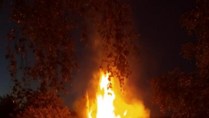 Bild: exb
Hell brennt der Holzstoß beim Petersfeuuer der Kulmainer Pfadfinder.