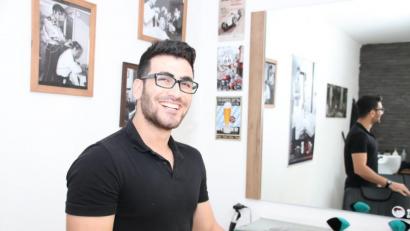 Bild: Thomas Dobler
Sherwan Omer ist als freundlicher Friseur in Wackersdorf bekannt. Jetzt ist er auch über die Grenzen seiner Heimatgemeinde hinaus ein Begriff geworden: Das aktive THW-Mitglied wurde am Samstag mit dem neuen Bayerischen Engagiert-Preis ausgezeichnet. Gleichzeitig hat er seine Gesellenprüfung bestanden.