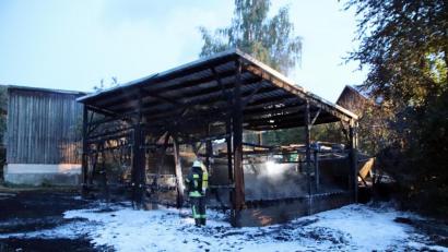 Bild: jma
In dieser komplett niedergebrannten Scheune in Neunkirchen befanden sich weder elektrische Leitungen noch Heu oder sonstige brennbare Materialen. Nicht zuletzt deshalb ermittelt die Kripo inzwischen Richtung Brandstiftung.