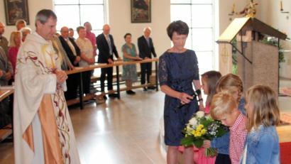Bild: bjo
Die Kindergartenkinder gratulierten Pfarrer Werner Sulzer mit einem Blumenstrauß und Versen.