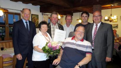 Bild: ubb
Herzlich verabschiedet wurde Ferdinand Köstler (Dritter von links, mit Ehefrau Helga) von Herbert Meier von der Bezirksgenossenschaft, Aufsichtsrat Ludwig Weiß, dem neuen Vorsitzenden, Robert Weiß, Bürgermeister Klaus Meyer (von links.) und Hubert Schnurrer (vorne).