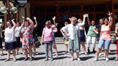Bild: u
Nach den Reden und dem Gedenken an den im April verstorbenen Festbegründer Walter Widder eröffnet die Lebenshilfe-Tanzgruppe unter Leitung von Julia Stang mit einem fetzigen Tanz das Unterhaltungsprogramm des 30. Jura-Gartenfestes.