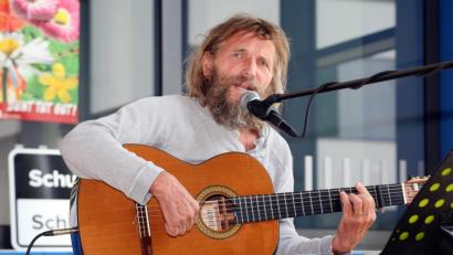 Bild: Gerhard Götz
Lange Haare und Vollbart trägt Hans Söllner noch immer. Auf der Bühne ist der bayerische Rebell etwas ruhiger geworden, wenngleich er nichts von seiner emotionalen Wucht verloren hat.