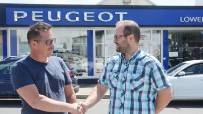 Bild: Gabi Schönberger
Die beiden Geschäftspartner Jörg Seeberger (links) und Walter Gierling sind verärgert: Peugeot keinen Servicepartner-Vertrag mit Gierling als neuem Inhaber des "Löwen-Centers" in der Liebigstraße abschließen. Die nächsten Peugeot-Werkstätten befinden sich in Amberg und Schwandorf.